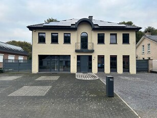 Knappe villa met handelsruimte op mooi perceel van 10are