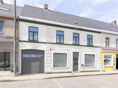 HUUR 1 JAAR : Woning met garage en 5 slaapkamers.