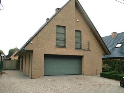 Villa met 4 slpks, garage vr 2 wagens, tuin,... Opp 941m².