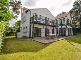 Ongemeubelde villa met zicht op de golf