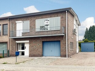 Te renoveren bel-etage woning in Dilsen centrum.