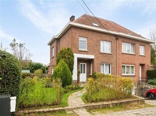 Woning met 4 slaapkamers, garage en tuin