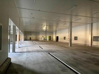 KMO-unit van 146 m² met sectionale poort nabij de E313