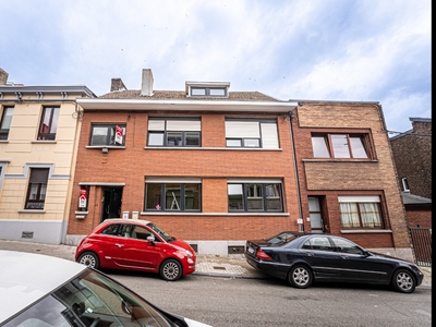 Gebouw van 2 afzonderlijke appartementen in stedelijke orde