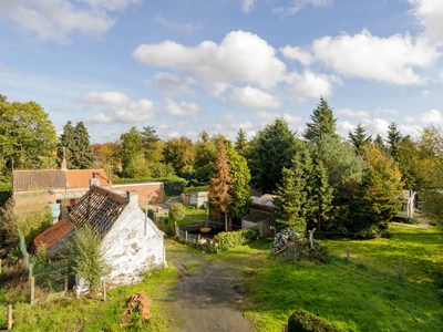 Grond van 4.580 m² met af te breken/te renoveren hoeve