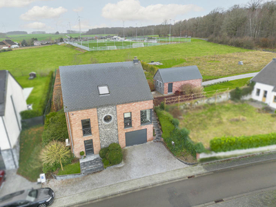 Ruime villa met 2 garages en tuin van 28 hectare