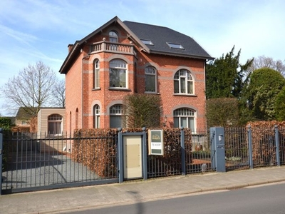 Statig handelshuis in hartje Grobbendonk