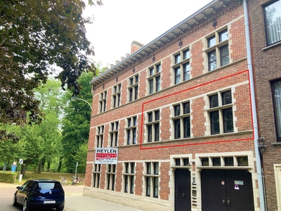 Appartement met 2 slaapkamers, terras en garage op TOPlocatie