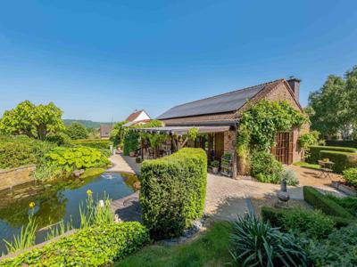 Aangename gelijkvloerse villa met prachtig terras en tuin