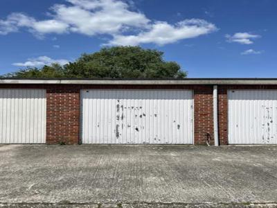 Garagebox met elektriciteit te koop.