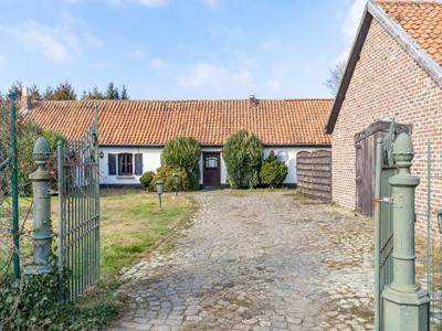 Karakteristieke boerderijwoning in een rustige en groene omg