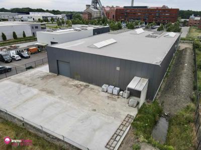 Ruime opslagplaats in recent industriegebouw van 700 m² , ui