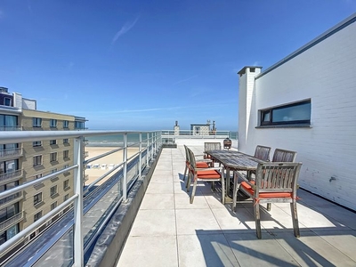 Penthouse gelegen nabij het strand.