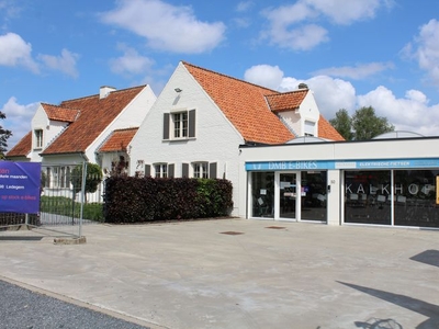 Villa met studio werkplaats en winkel