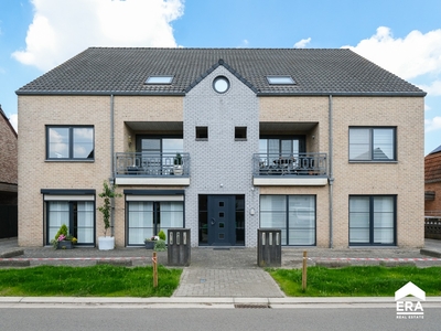 Verzorgd duplexappartement met terras en garage