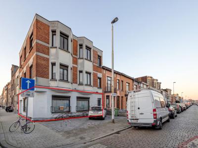 Handelsgelijkvloers van +- 50m² met inpandige garage en ruime kelder