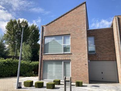 Halfopen woning op rustige ligging.