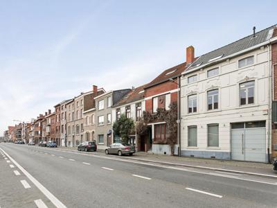 Klassevol kantoorgebouw op de drukke Naamsesteenweg!