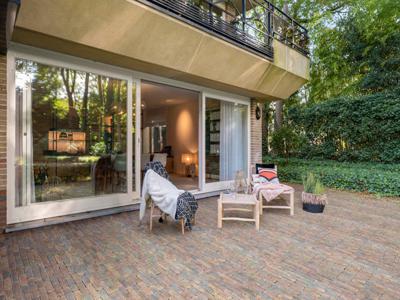 Luxueus gerenoveerd villa-appartement in een parkdomein