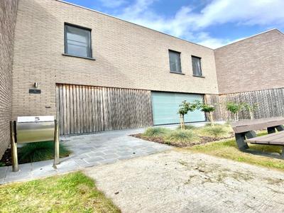 Zeer verzorgde recentbouw met aangename tuin en carport.