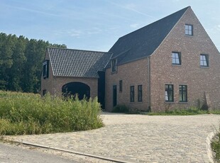 Nieuwbouwvilla met 5 slaapkamers op ca. 2.700 m2