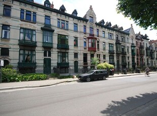 Ongemeubelde duplex-studio in herenhuis met dakterras