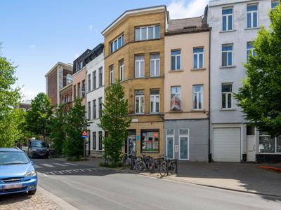 Handelshuis momenteel opgedeeld in handelsgelijkvloers, studio en duplex