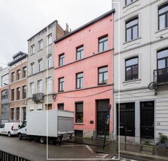 Brussel, eengezinswoning + ateliers achteraan=660m²