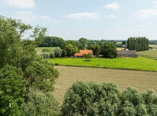 Charmante te renoveren hoeve omringd door agrarisch gebied