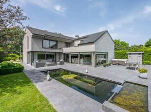 Luxe villa met zwemvijver op rustige toplocatie