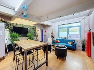 MAGNIFIQUE ENTREPÔT AMÉNAGÉ EN LOFT/BUREAU SANS CHARGE!