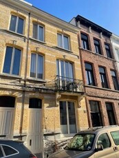 Modern stadswoning met balkon en koer te huur in Oud-Berchem