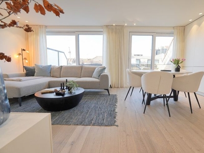 Compleet gerenoveerde penthouse met 2 slaapkamers en 2 ze...