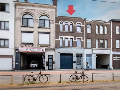 Gemengd gebouw met magazijn en 2 ruime appartementen