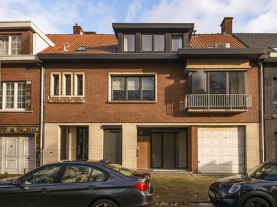 Gerenoveerde duplex met ruim terras en garagebox