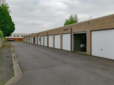 Gesloten garage met kantelpoort.