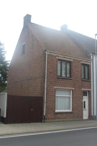 Halfopen woning met 4 slaapkamers en grote tuin.