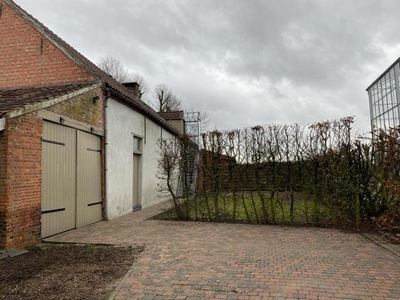 Instapklaar appartement met eigen oprit, garage en tuin