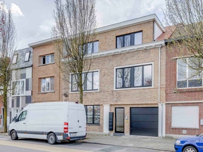 Instapklaar gelijkvloers 3 slp. appartement met terras en g