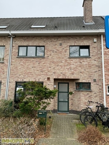 Ruime woning met 4 slks , tuin en garagebox.