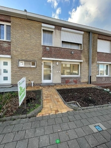 Stevige rijwoning met 3 slaapkamers met tuin en garage te R