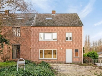 Te renoveren woning met 5 slaapkamers