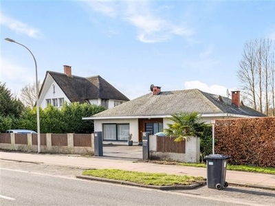 Villa met dubbele garage, 3 slpks, veranda en grote tuin