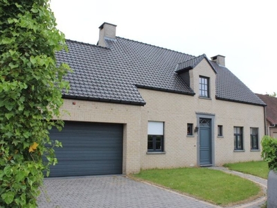 Villa nabij centrum Ottenburg met 4 slpk, garage en tuin