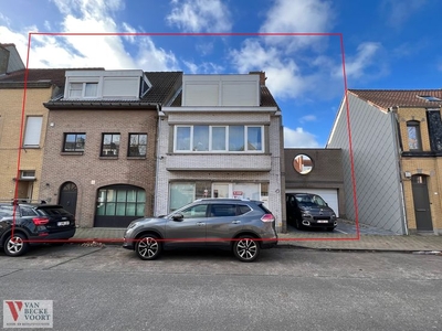 Volumineuze woning met handelsmogelijkheden en dubbele ga...