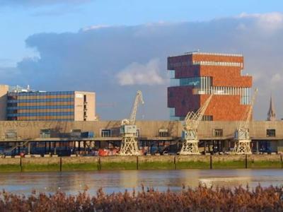 Iconisch kantoorgebouw met zicht op de Schelde