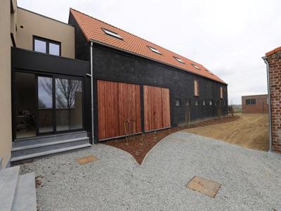 Prachtige gerenoveerde woning met loods en weide te huur .