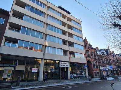 Ruim appartement met 2slpkrs, terras en autostaanplaats