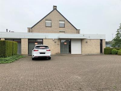 Handelsgelijkvloers (150m²) met parkeergelegenheid