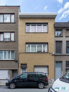 Opbrengsthuis bestaande uit GVL-app & duplex appartement!